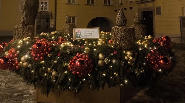 Tradicionalni adventni venec v mestu Celje