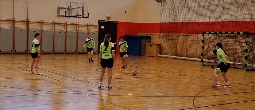 Naše dijakinje osvojile 3. mesto v skupini A regijskega polfinalnega tekmovanja v nogometu! ⚽