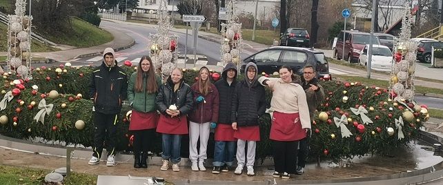Slovenj Gradec krasi velik adventni venec